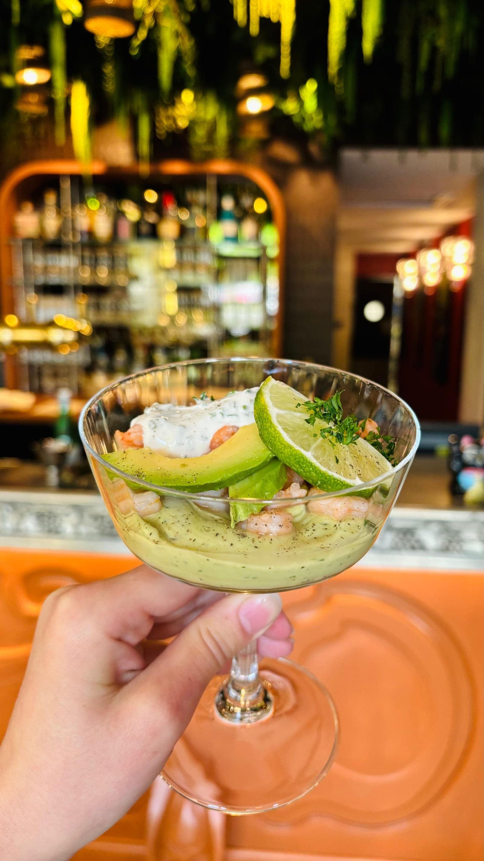 Coupe avocat-crevettes au bar